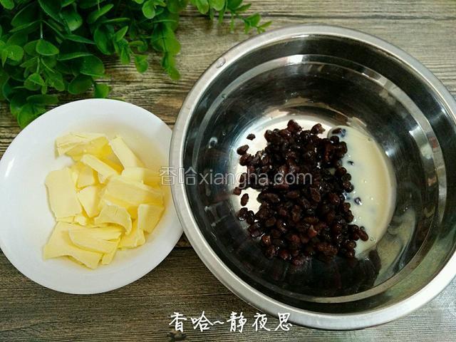 黄油提前拿出来，切薄片易软化，蜜豆和炼乳准备好