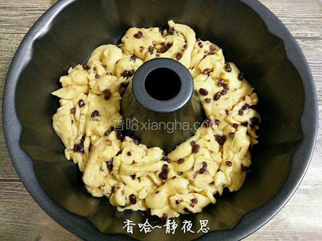 摆放进模具中即可（用8寸中空模，我没有所以用的10寸模）