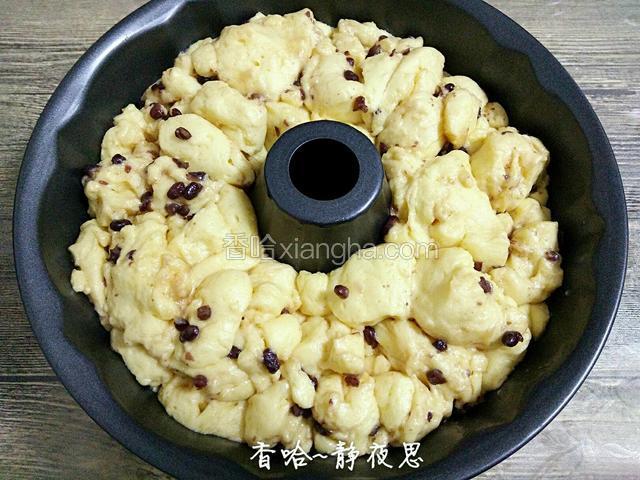 把发酵好的面包生坯取出（这个发酵过程我用了1个小时）