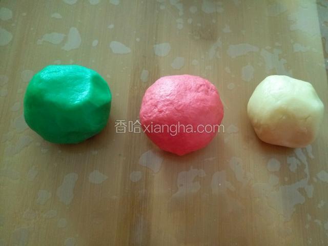 因为是圣诞节，所以添加了绿色和红色的色素