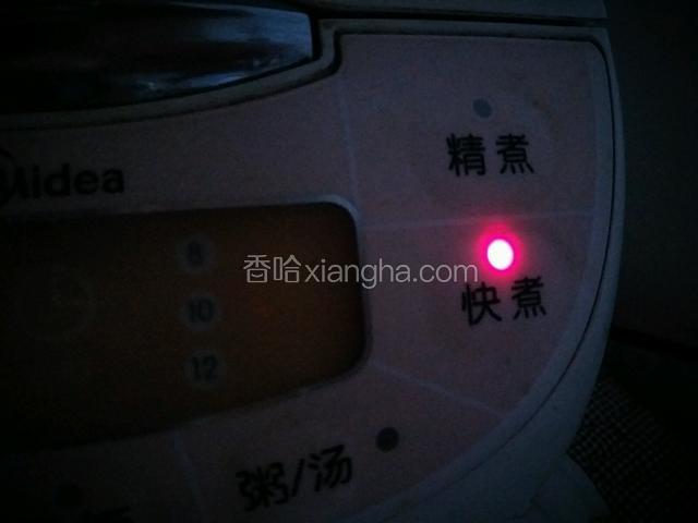 再按下煮饭键煮五分钟，五分钟后关掉电源，再焖五分钟即可。