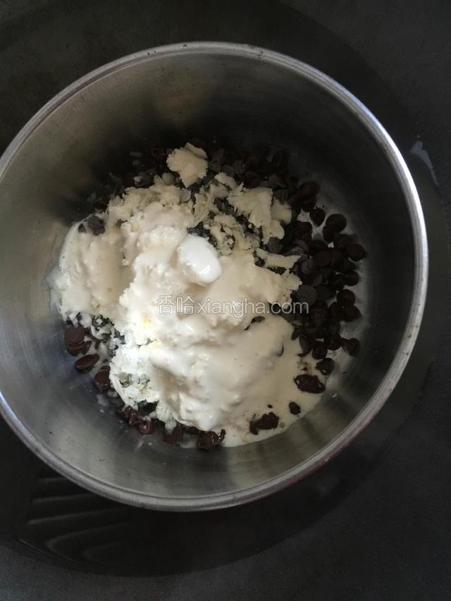 黑巧克力币加入20克淡奶油隔水加热至融化。