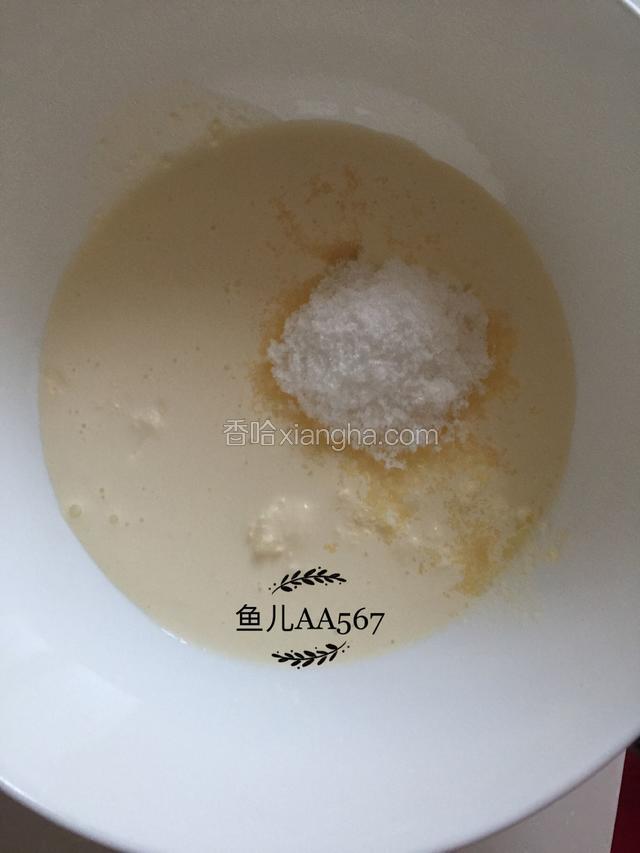 余下的100克淡奶油加入10克白糖打发。