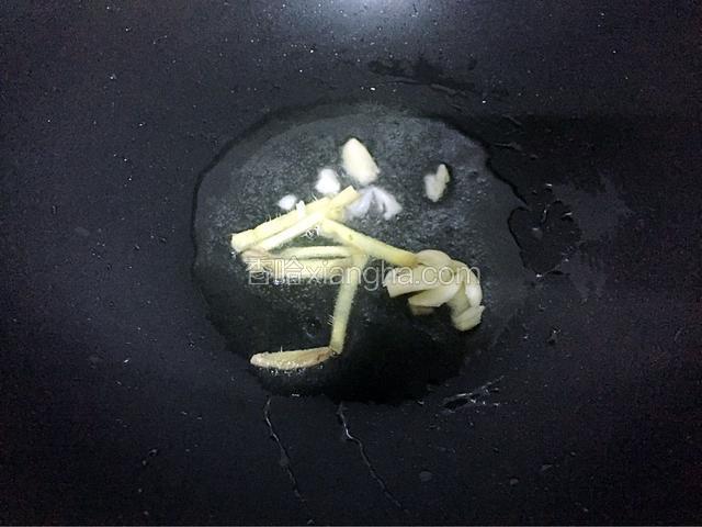锅中倒入适量油烧热后放入姜蒜爆香