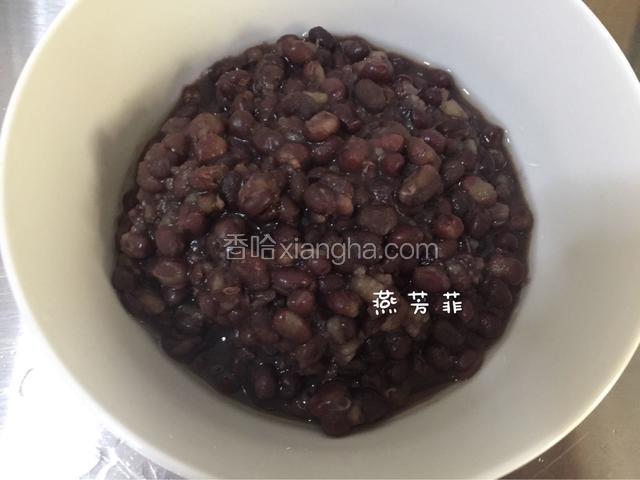 煮红豆沙。红豆与5倍的水放高压锅中，上气后转小火煮15分钟。