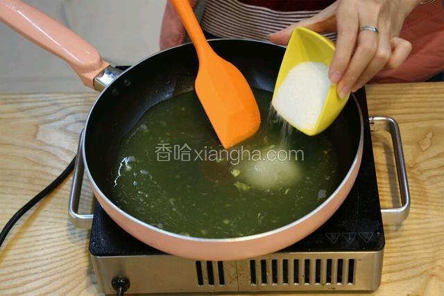 锅中倒入菠萝汁，麦芽糖，一起熬煮至融化