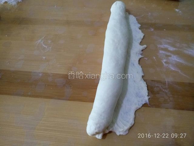 从一侧卷起  边缘用手抿薄 以免发酵的时候胀开