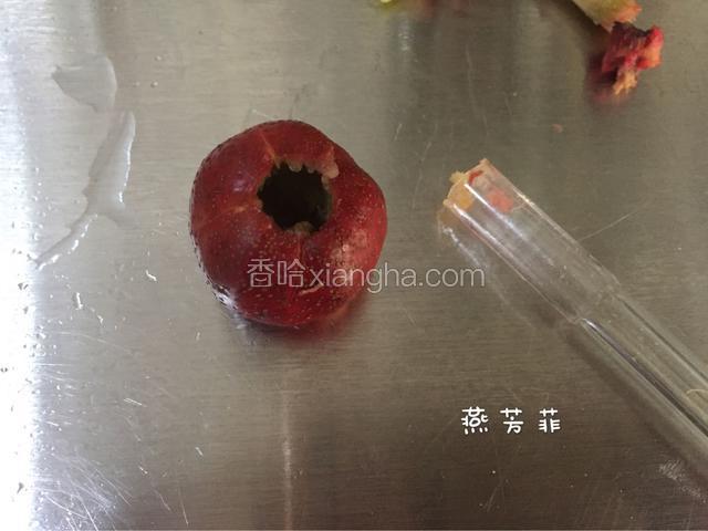 去了核的山楂。
这是一个用笔套做的去核工具。