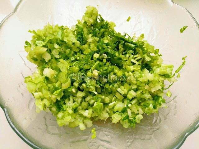 将芹菜150克洗净切碎。嫩叶子也给切碎了备用，