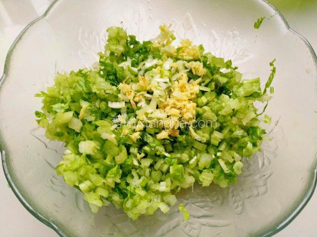 再将姜末，葱末放入碗里。