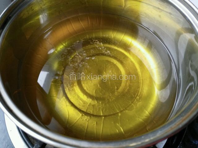 备锅，倒适量油，（用的是小奶锅，这样倒油少）