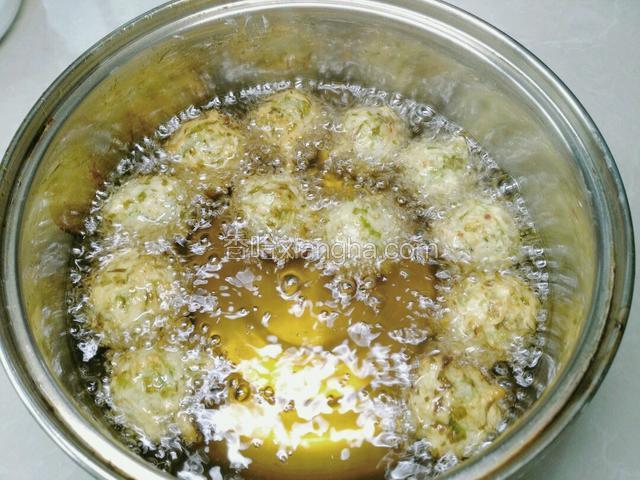 油温七成热下入丸子中火炸至，丸子刚刚下锅先不要搅拌，等炸几十秒后再用筷子轻轻转圈划开，如果上色太快可以调小火，直到炸至丸子黄金色即可。