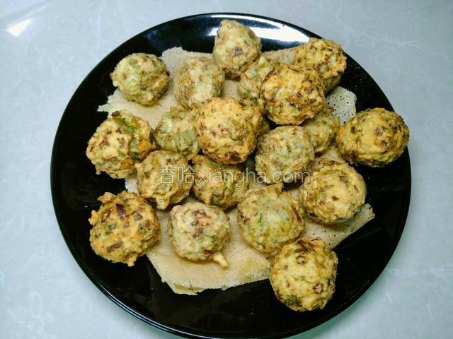 这些食材分两锅炸至的，炸完捞出沥油，盘子底铺两层煎饼吸油。也可以复炸一遍，