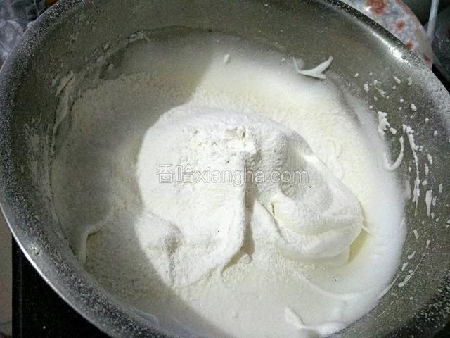 然后先把低粉筛入，蛋白中。用铲子由下往上炒菜式拌匀。