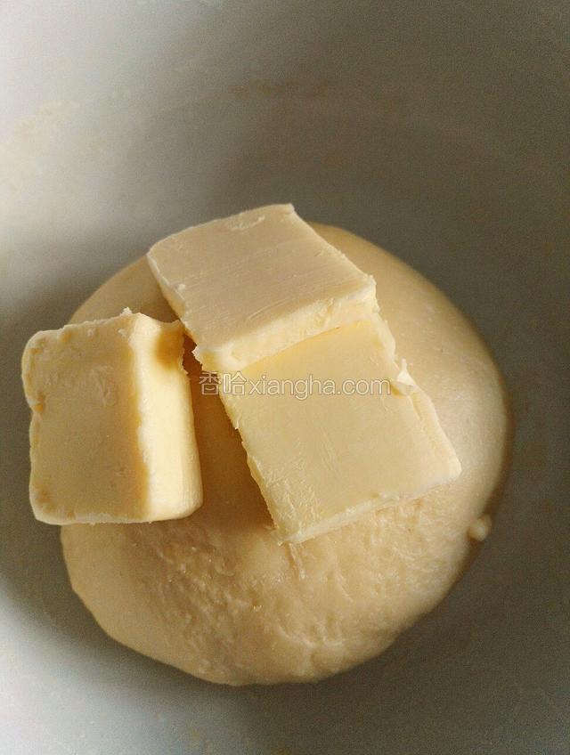 加入室温软化的黄油