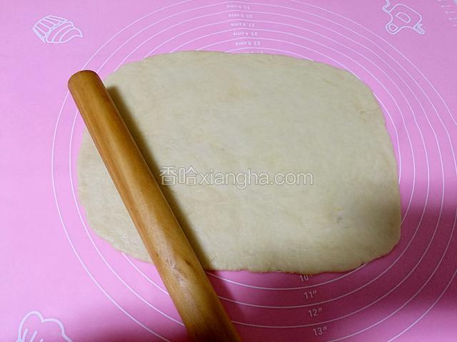 将面团压扁，用擀面杖擀成0.3cm的薄片(越薄就会越脆)。