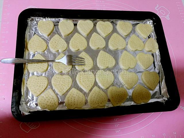 把面片放入铺了锡纸的烤盘上，用叉子叉一些小孔。