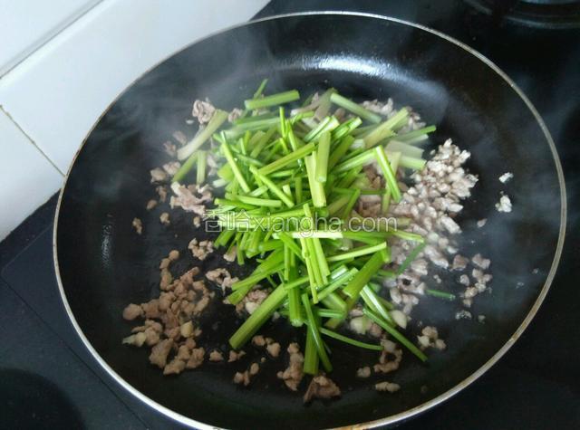 加入芹菜快速翻炒约2分钟。