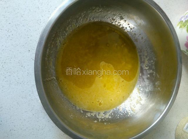 把水和油倒进去搅匀