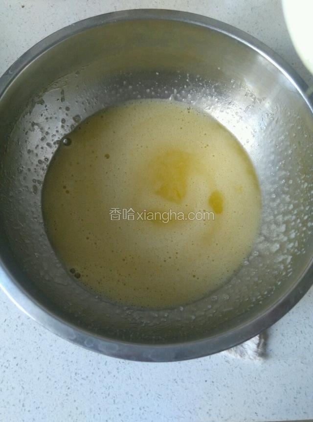 搅成这样就把低筋粉，泡打粉，苏打粉混合均匀倒进蛋液水中