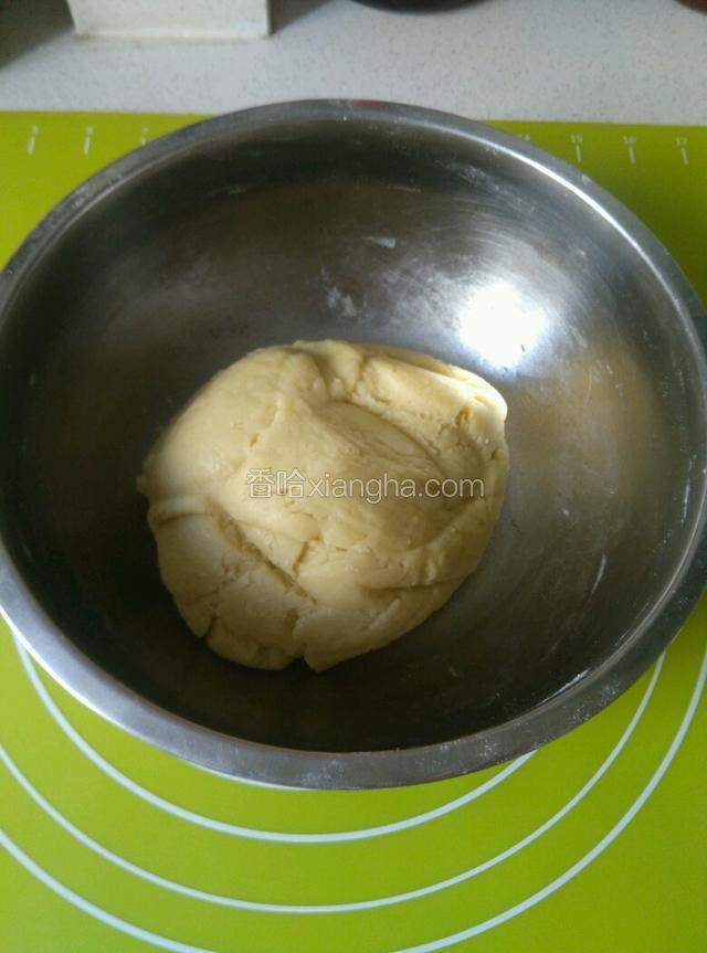 用硅胶刀翻拌成面团，都不用手去揉面就成这样了，饧十分钟