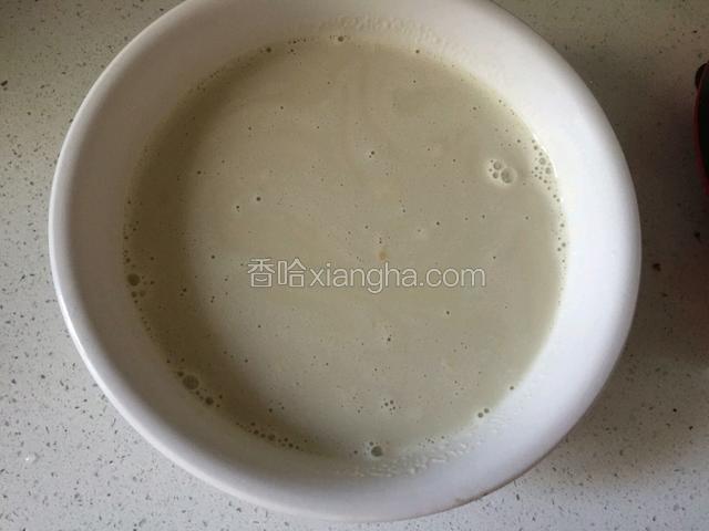 打好的豆浆趁热倒出，加白糖调味