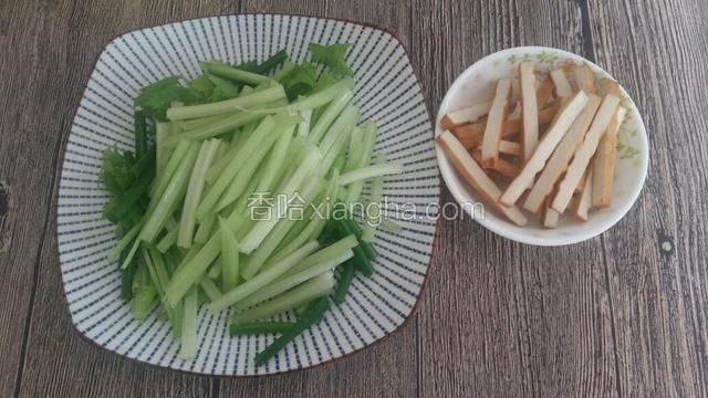 备好所需食材，香干与芹菜切条状备用