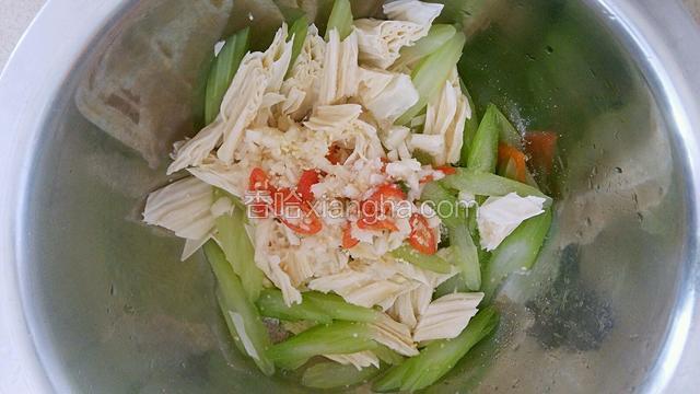 将蒜蓉倒入食材中，加入适量的盐，白糖白醋香油拌匀即可