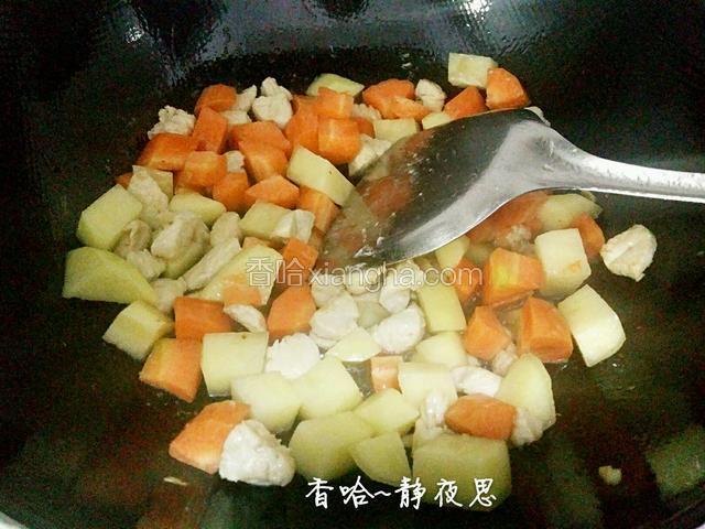 再放入土豆和胡萝卜丁继续煸炒两分钟