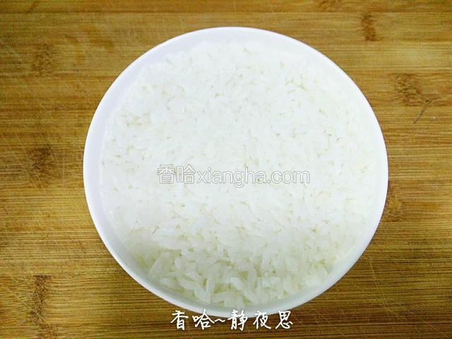 用小碗装一碗米饭，把米饭压紧实