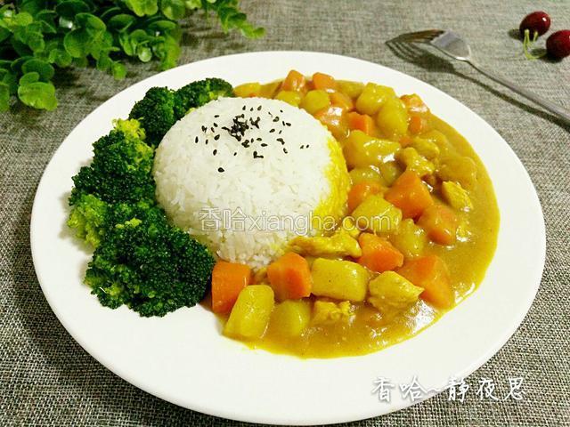 最后把煮好的咖喱放在饭团一边，另一边放西兰花，好看又好吃的咖喱饭就完成了