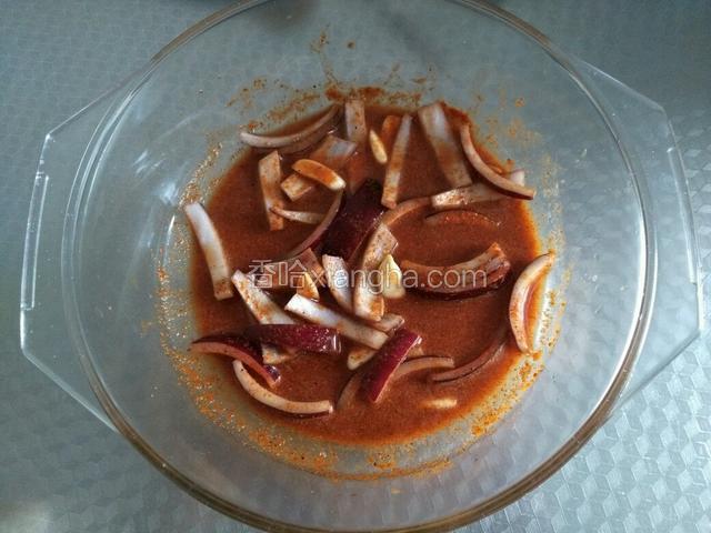然后把腌料倒入一大碗里，在放入少许洋葱，蒜瓣和少许盐。