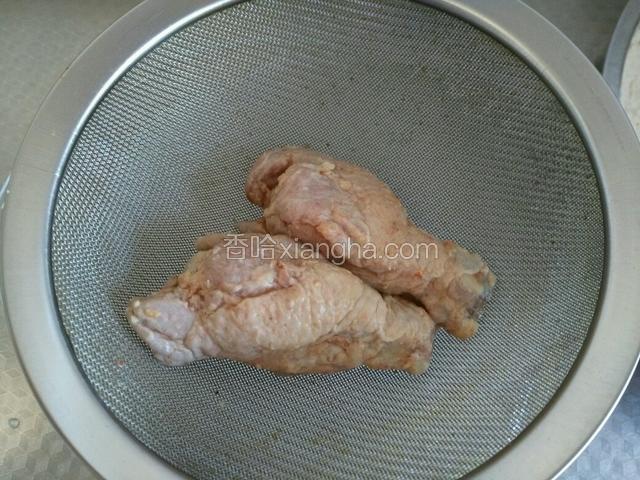 拿出来沥干水份。