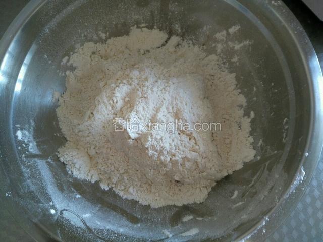 多倒入一些裹粉，把鸡翅根埋起来。