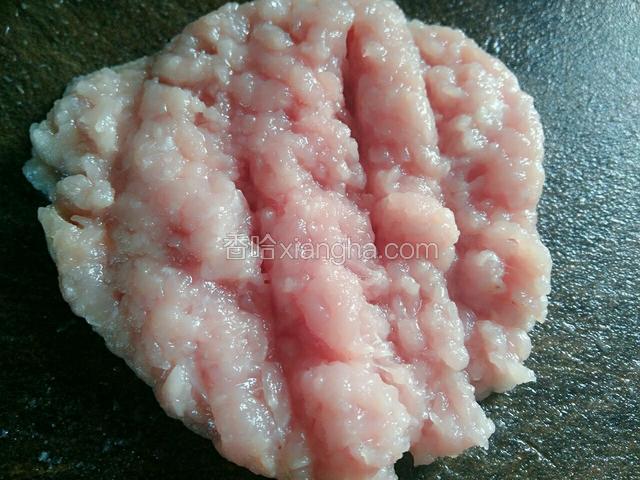 瘦肉洗干净剁碎备用。