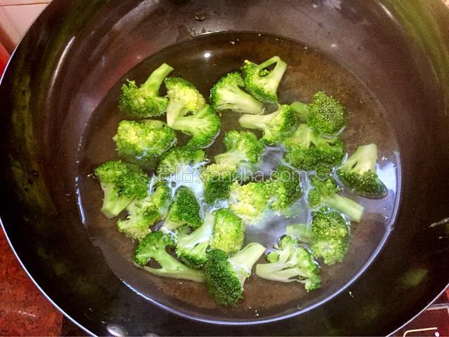 西蓝花，青椒，玉米粒，分别用热水稍微焯一下！