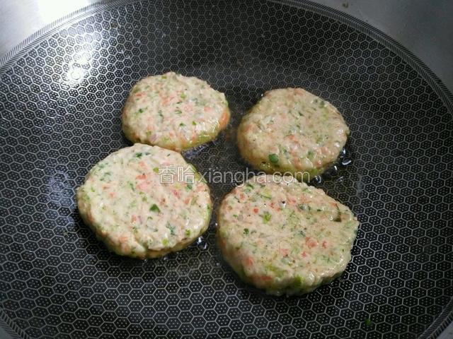 将团的菜饼放入锅中，小火烙煎。