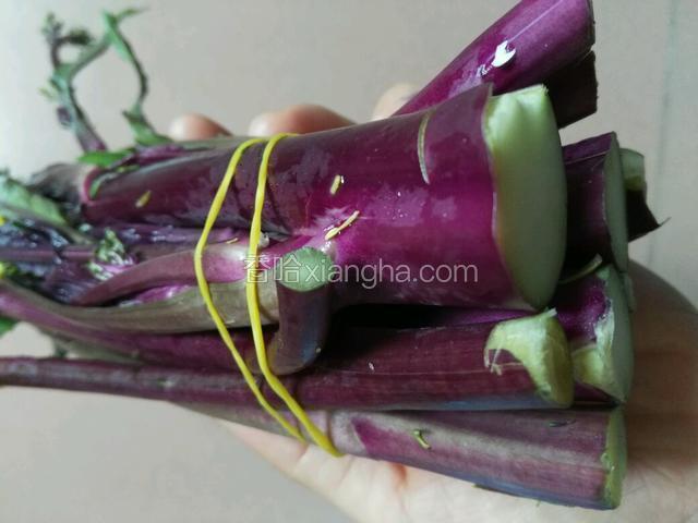 将菜心撕去皮，洗干净。