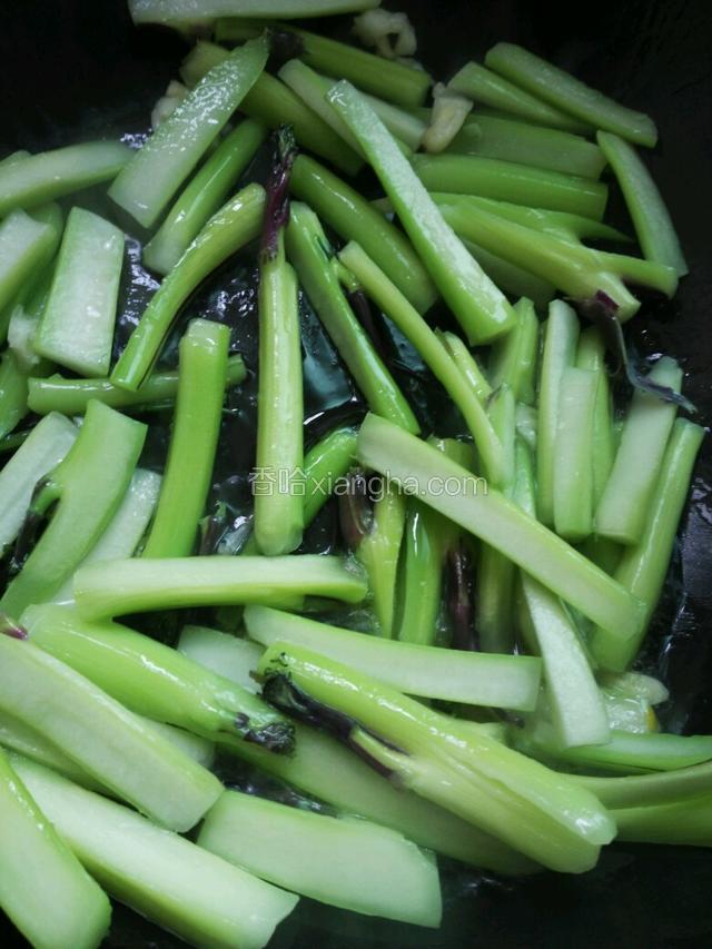 放入粗的菜心先翻炒至断生。