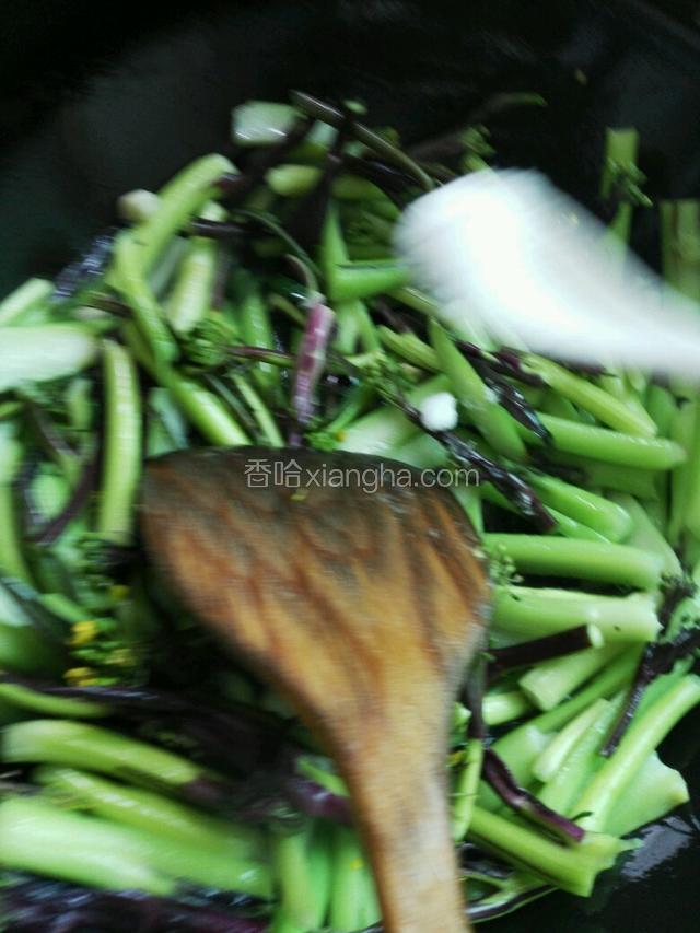 加入适量盐，鸡精，调味。