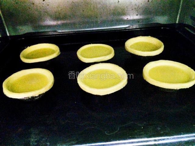 放入烤箱中层，上下180度25分钟即可。