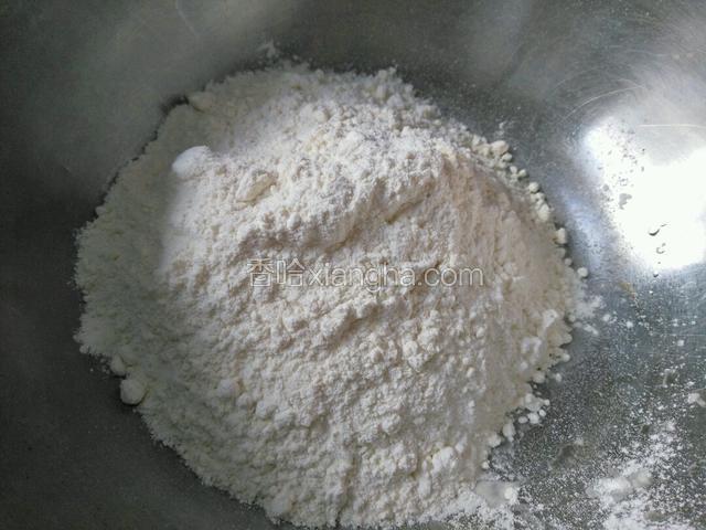 准备普通面粉220克。