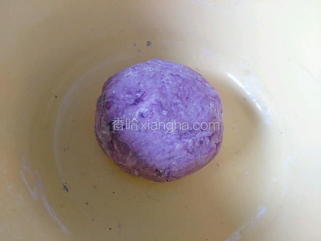 揉成面团，尽量揉匀放置发酵。天气冷不太好发面呐，