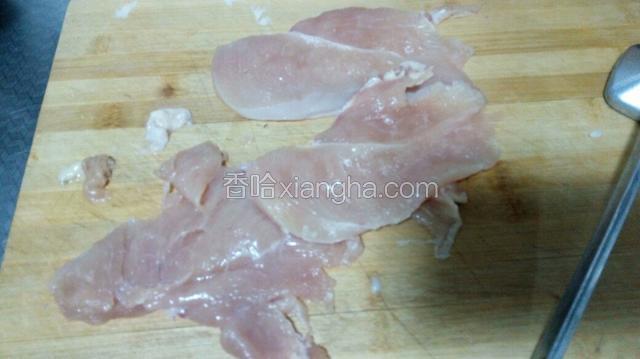 鸡胸片成片后用肉锤敲松
