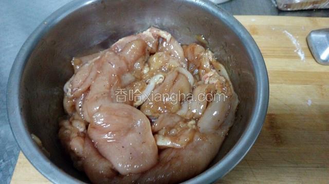 搅拌均匀后腌制半小时