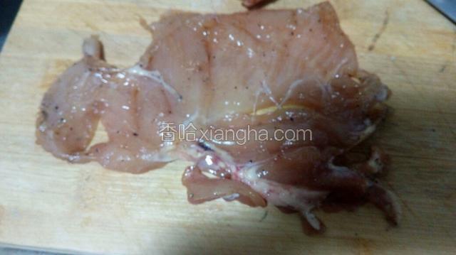 将腌好的鸡胸片铺在板上