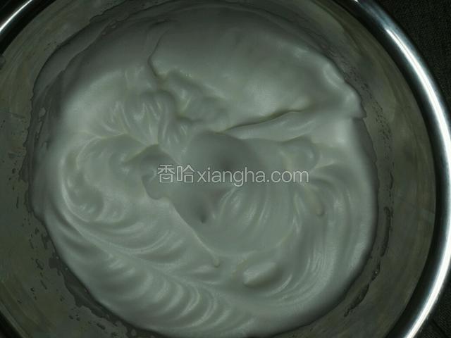 蛋清加塔塔粉打至硬性发泡