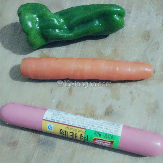 准备好青椒、火腿肠，胡萝卜，然后切成丝