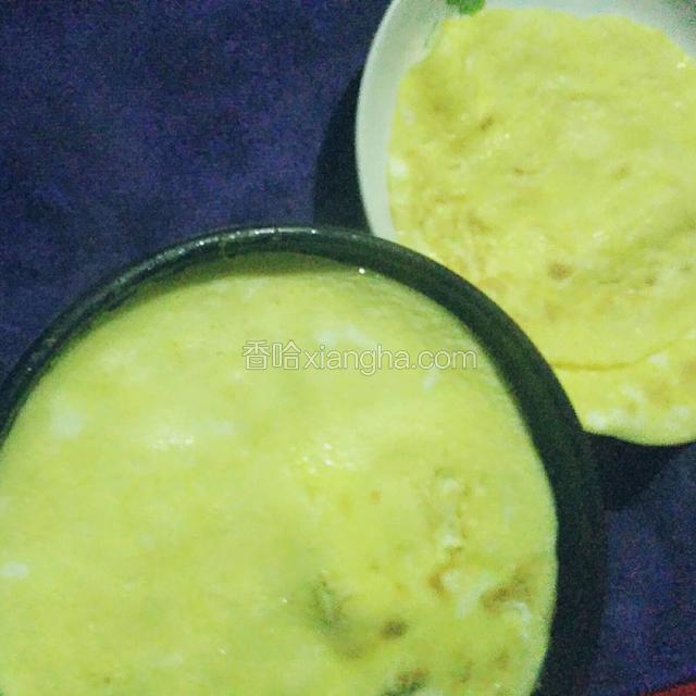 在平底锅中，煎成蛋饼