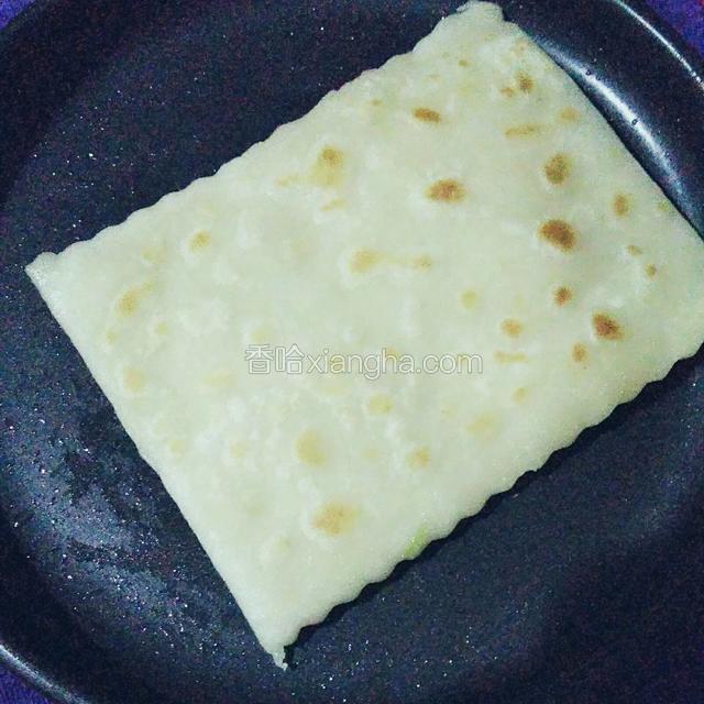 烙至两面金黄，取出烙下一块